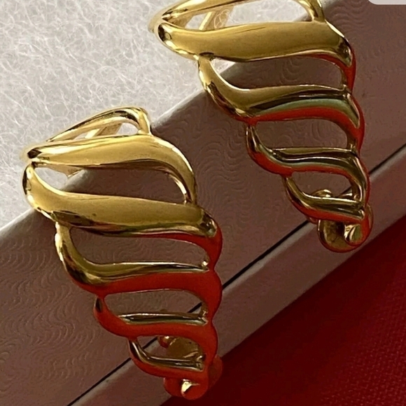 Vintage Monet Open Hoop Gold Tone Pierced Post Earrings, Signed - Picture 8 of 8